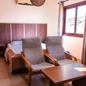https://lakis-court.larnacahotels.org